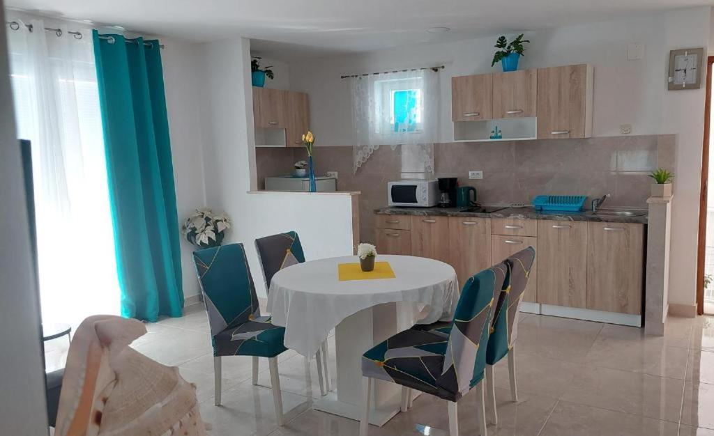 Apartments Mestral Baška Voda Eksteriør bilde